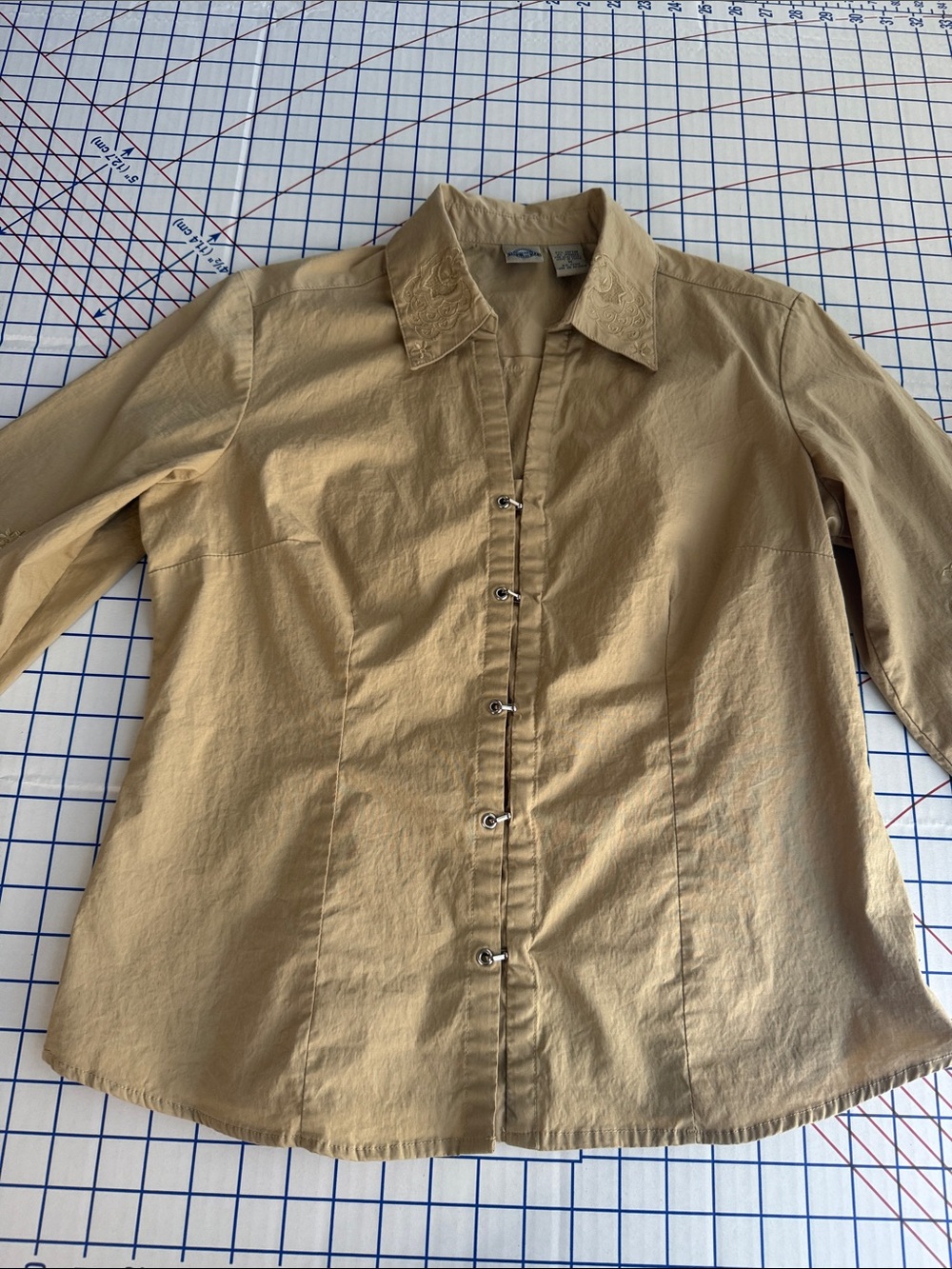 Shaver Lake Embroidered Cotton Stretch Blouse Medium Beige Hook Front Shirt West
